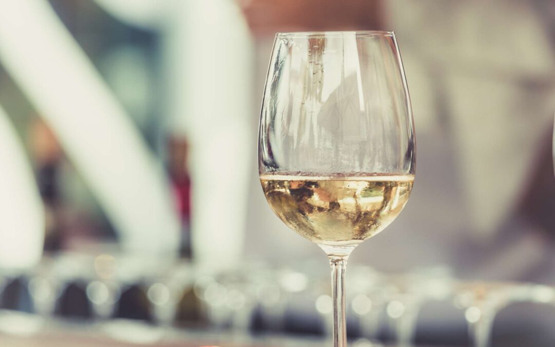 negative-space-glass-white-wine-thomas-martinsen